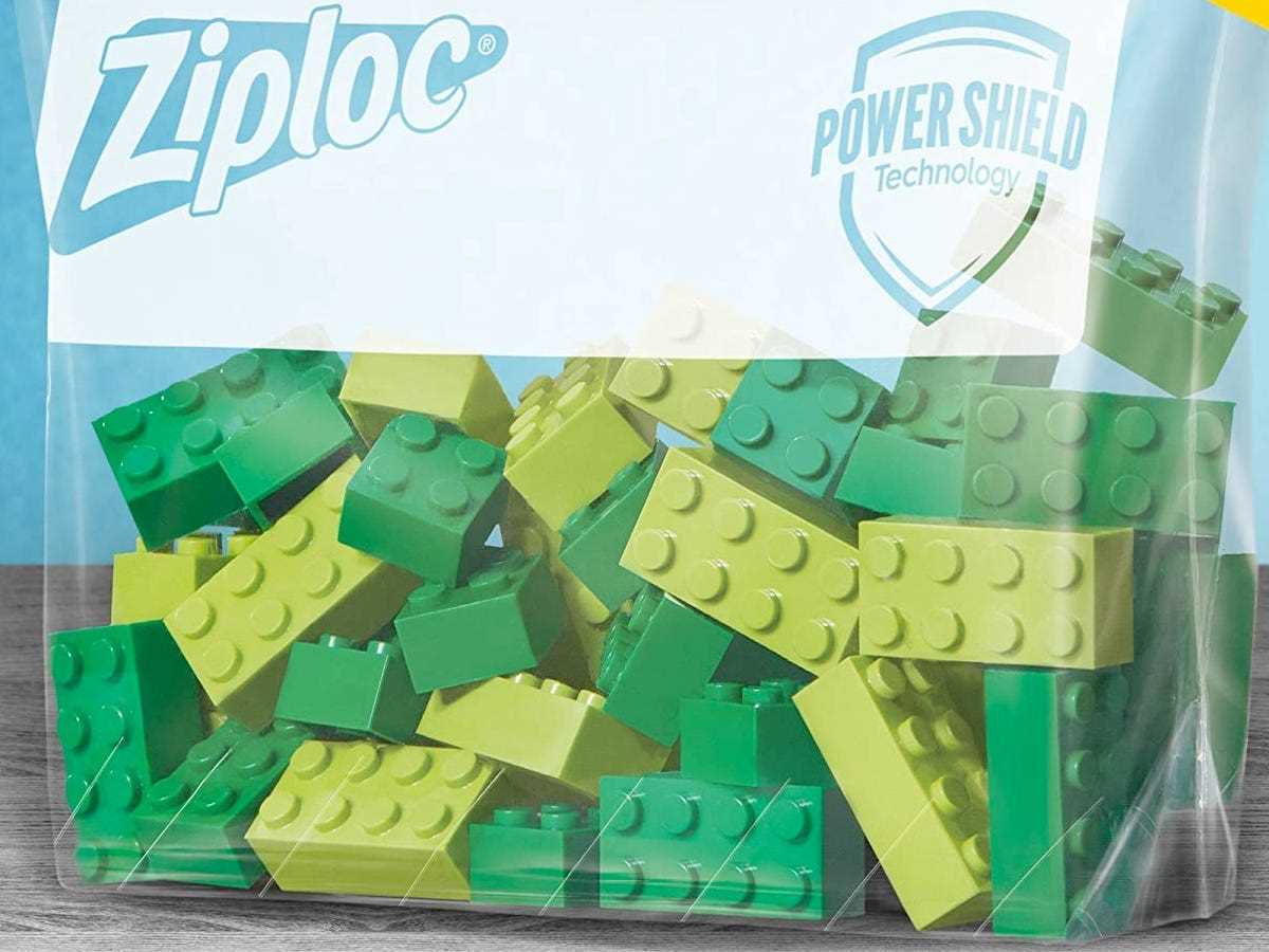 Eine Ziploc-Tasche enthält viele grüne Legos.