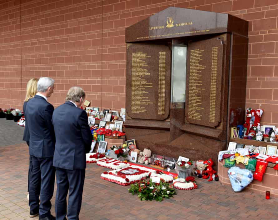 Kenny Dalglish, Liverpools Manager im Jahr 1989, Ian Rush, ein damaliger Spieler, und Susan Black, die Kommunikationsdirektorin des Clubs, am vergangenen Freitag, dem 33. Jahrestag der Katastrophe, im Hillsborough Memorial von Anfield.