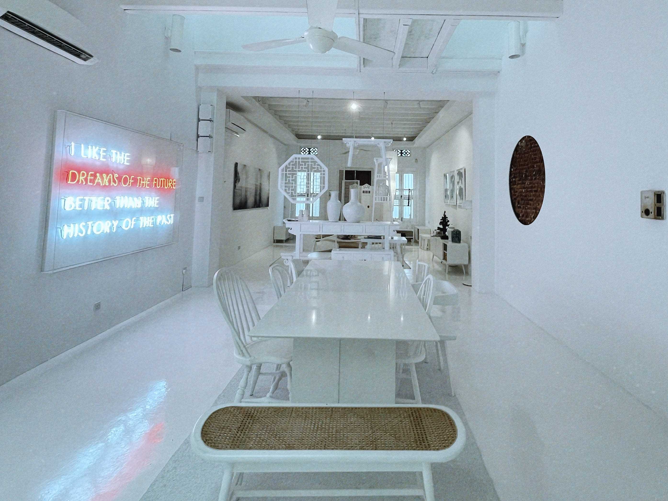 Ein Blick in das Wohnzimmer des ganz in Weiß gehaltenen Geschäftshauses von Figment