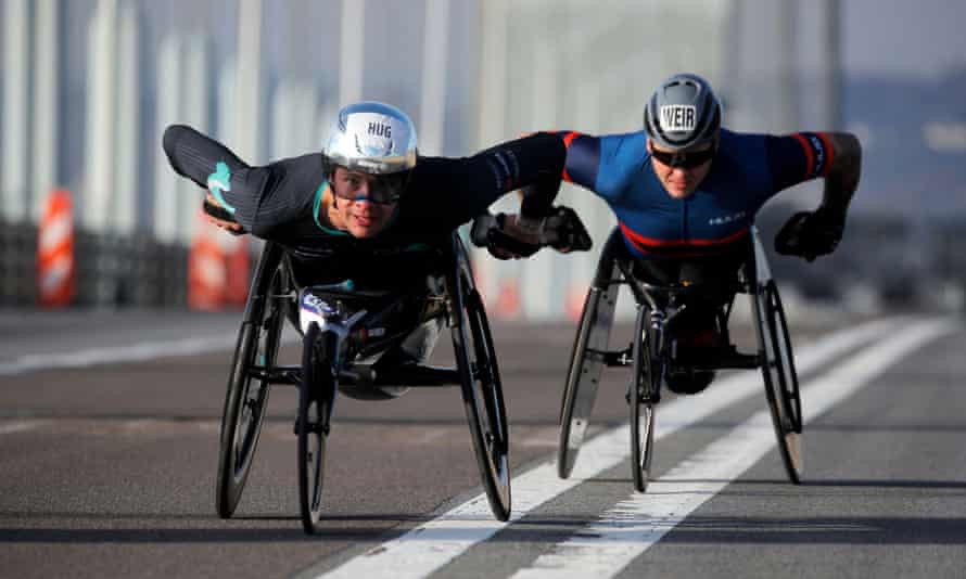 Marcel Hug und David Weir überqueren beim Rollstuhlrennen der Männer beim New York Marathon eine Brücke.
