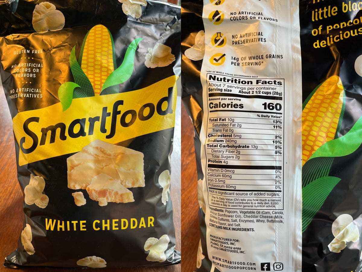 Smartfood White Cheddar Popcorn Tüte mit Illustrationen von Mais und Käse