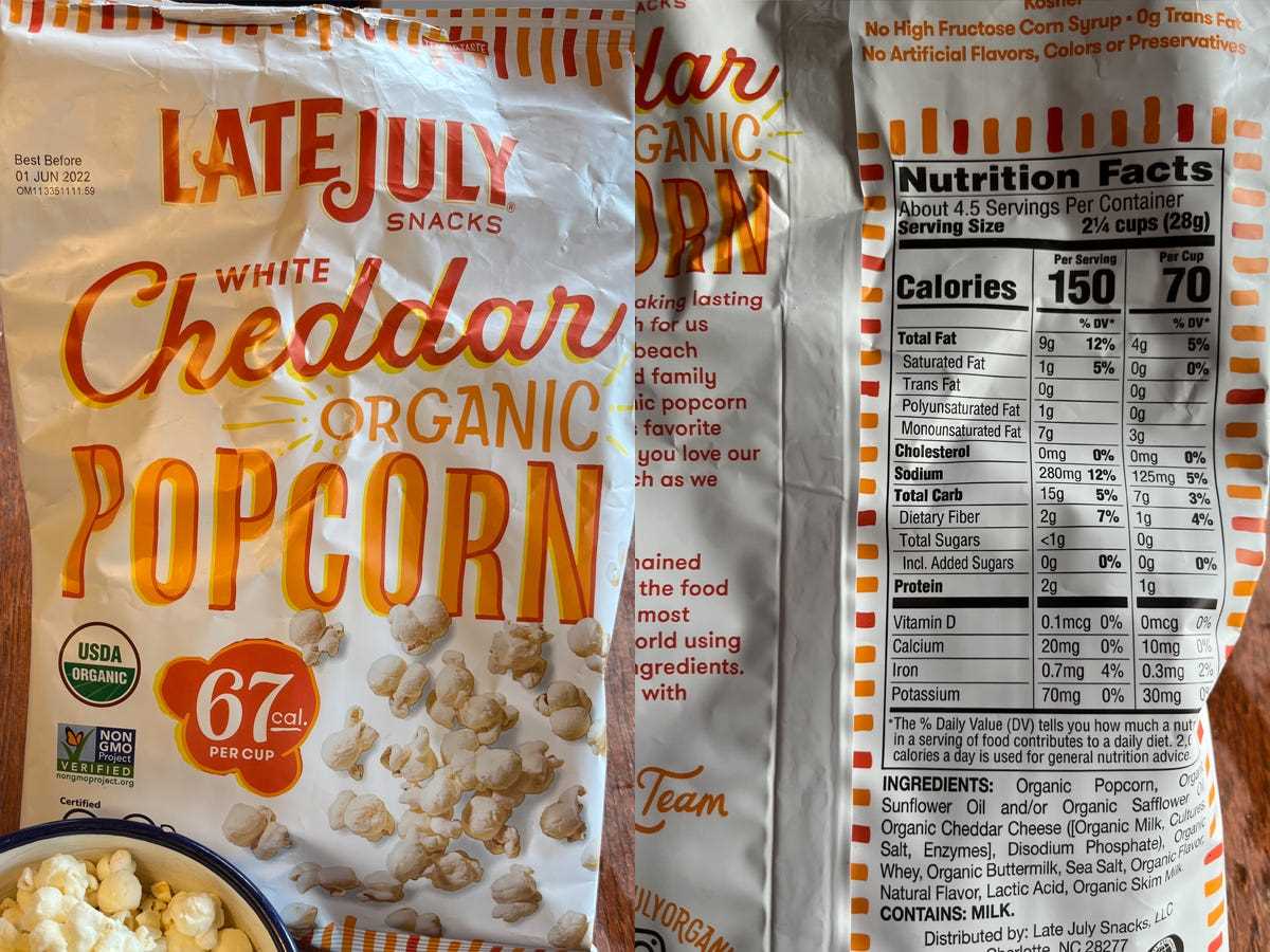 Weiße Cheddar-Popcorn-Tasche Ende Juli mit orangefarbenem Schriftzug