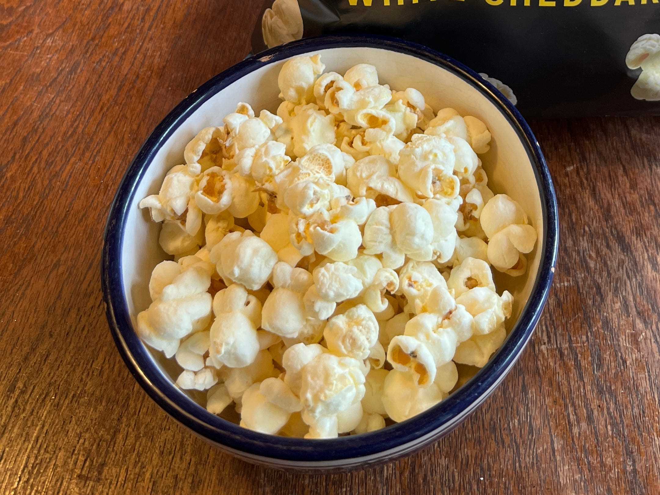 Weißes Cheddar-Popcorn von Smartfood in einer weißen Schüssel