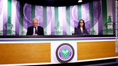 Hewitt (links) und Bolton sprechen am Dienstag in Wimbledon vor Reportern. 