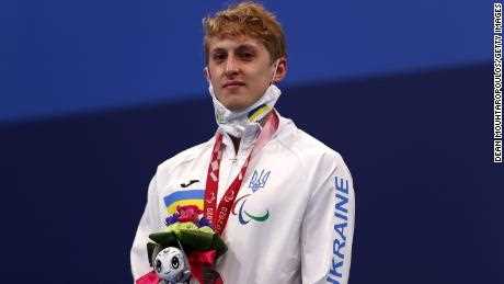 Silbermedaillengewinner Kyrylo Garashchenko vom Team Ukraine posiert während der 400-Meter-Freistil-S11-Medaillenzeremonie der Männer am dritten Tag der Paralympischen Spiele 2020 in Tokio.