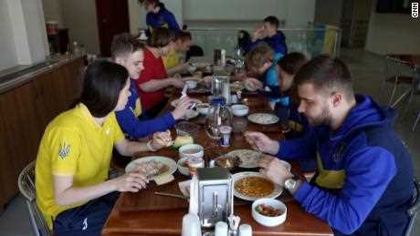 Das ukrainische Schwimmteam setzt sich zum gemeinsamen Essen im Fußballverein Kasımpaşa SK zusammen.
