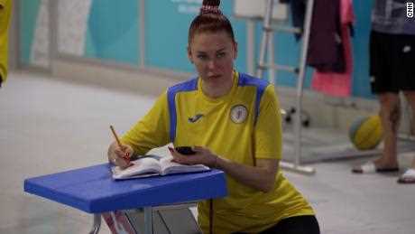 Trainerin Iryna Paveleva trainiert mit einem ukrainischen Schwimmteam junger behinderter Sportler in Istanbul. 
