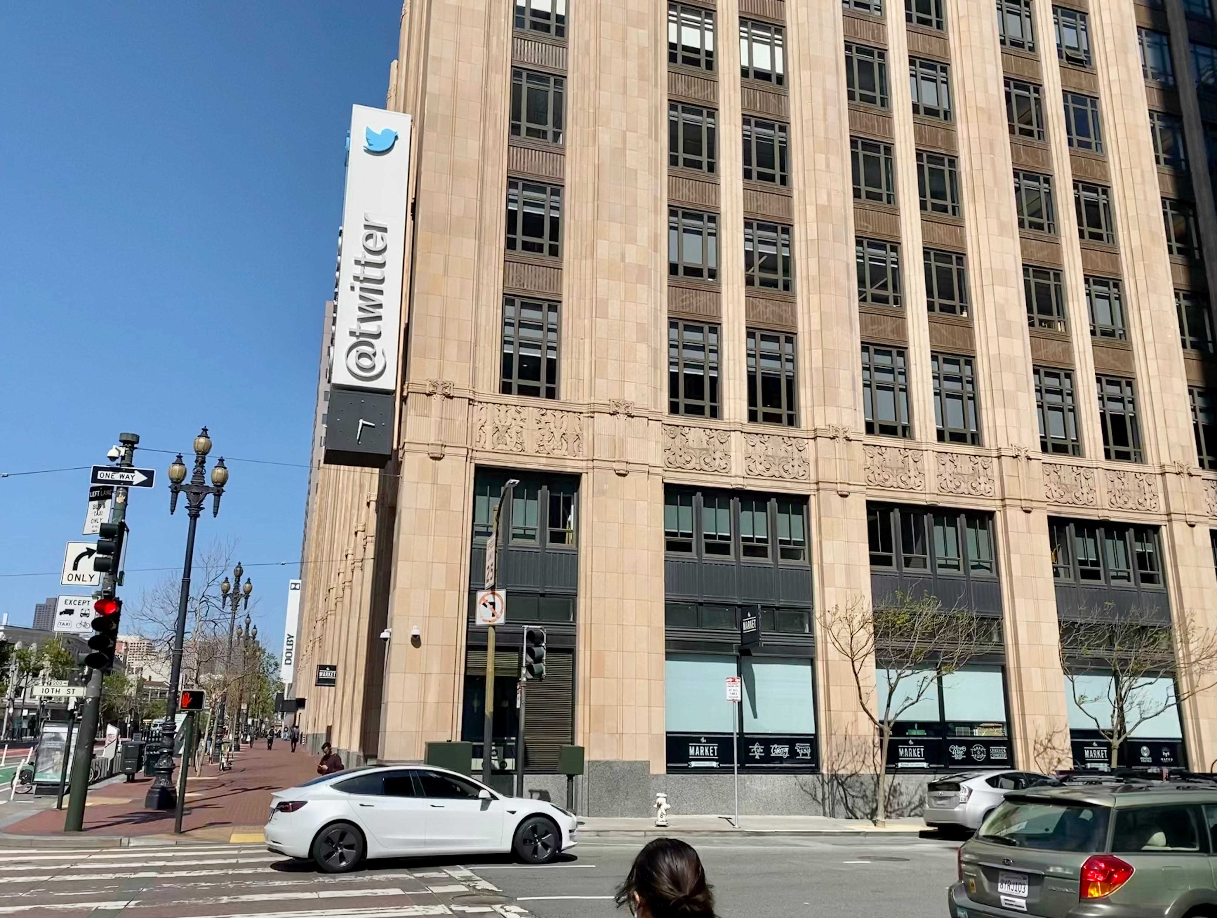 Twitter-Hauptsitz in San Francisco mit einem vorbeifahrenden Tesla