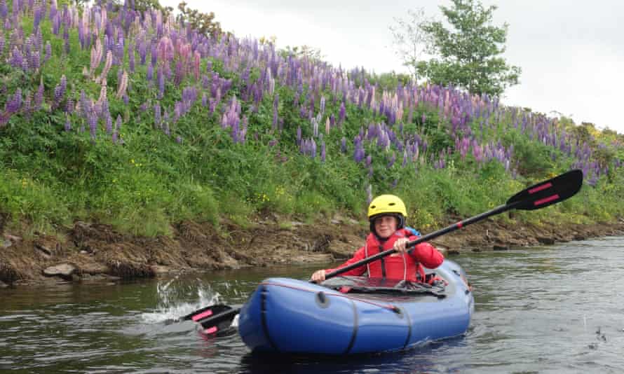 Fingerhüte säumen die Ufer des Tay, während eines von Kate Eshelbys Kindern flussabwärts paddelt