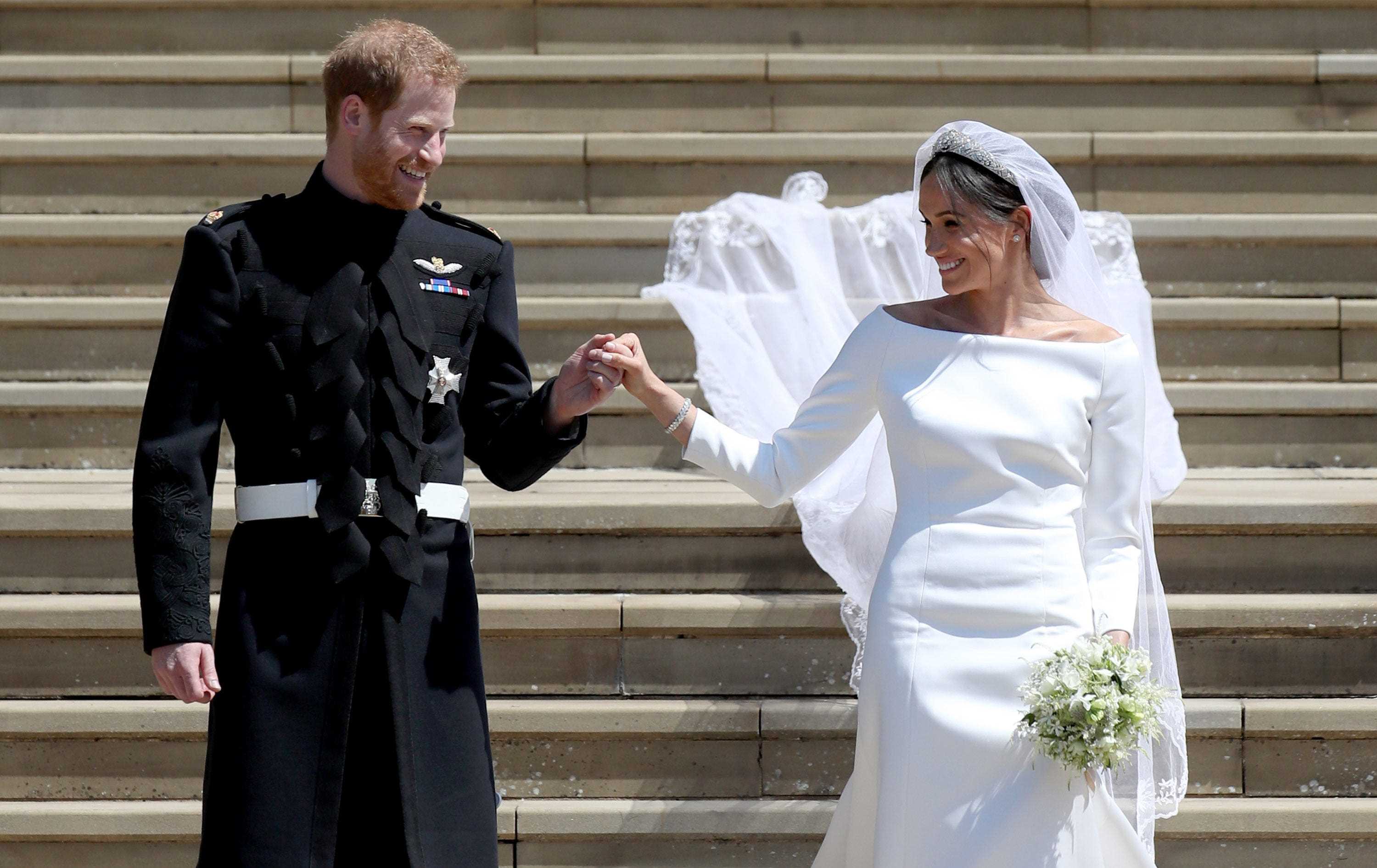 Prinz Harry und Meghan Markle halten nach ihrer Hochzeit Händchen