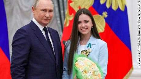 Putin posiert mit Valieva während einer Preisverleihung für die Medaillengewinner der Olympischen Winterspiele 2022 in Peking im Kreml in Moskau.