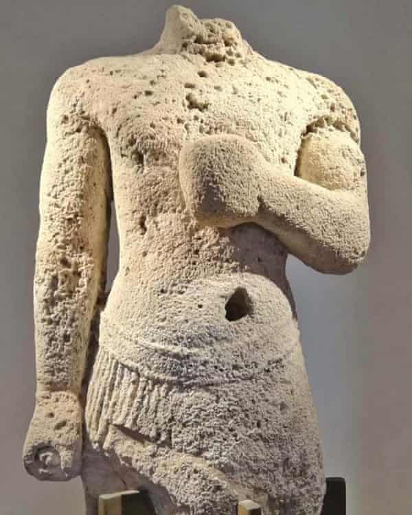 Eine Sandsteinstatue einer männlichen Gottheit, die 1933 in der Lagune von Marsala, Palermo, Italien, gefunden wurde.