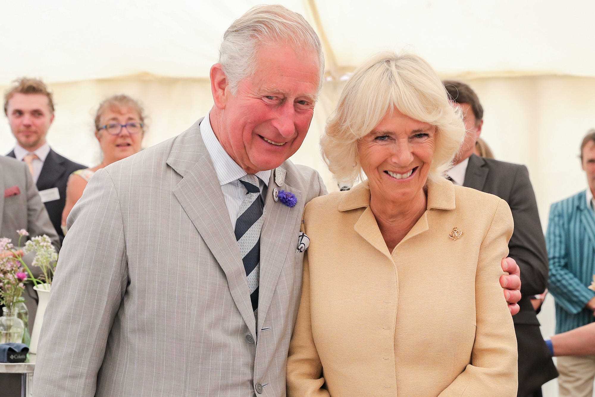 Prinz Charles und Camilla Parker Bowles posieren für ein Foto.