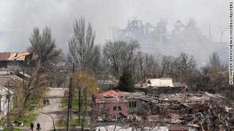 Rauch steigt über dem Azovstal-Werk auf, als nahe gelegene Gebäude in Mariupol am 18. April dem Erdboden gleichgemacht wurden. 