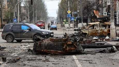 Ein Teil eines zerstörten Panzers und ein ausgebranntes Fahrzeug sind am 23. April in einem von russisch unterstützten Separatisten kontrollierten Gebiet in Mariupol abgebildet.