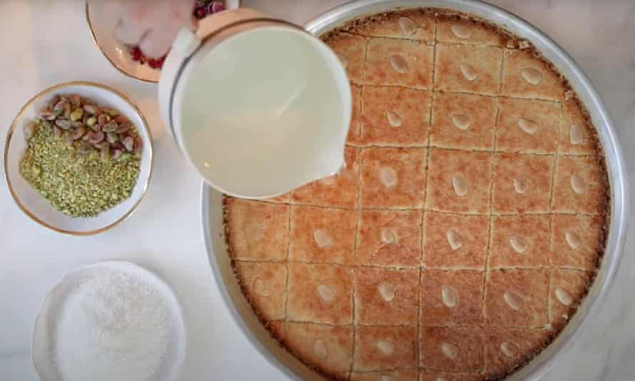Sirup gießt auf Mama Gs libanesischen Grießkuchen (Namoura)
