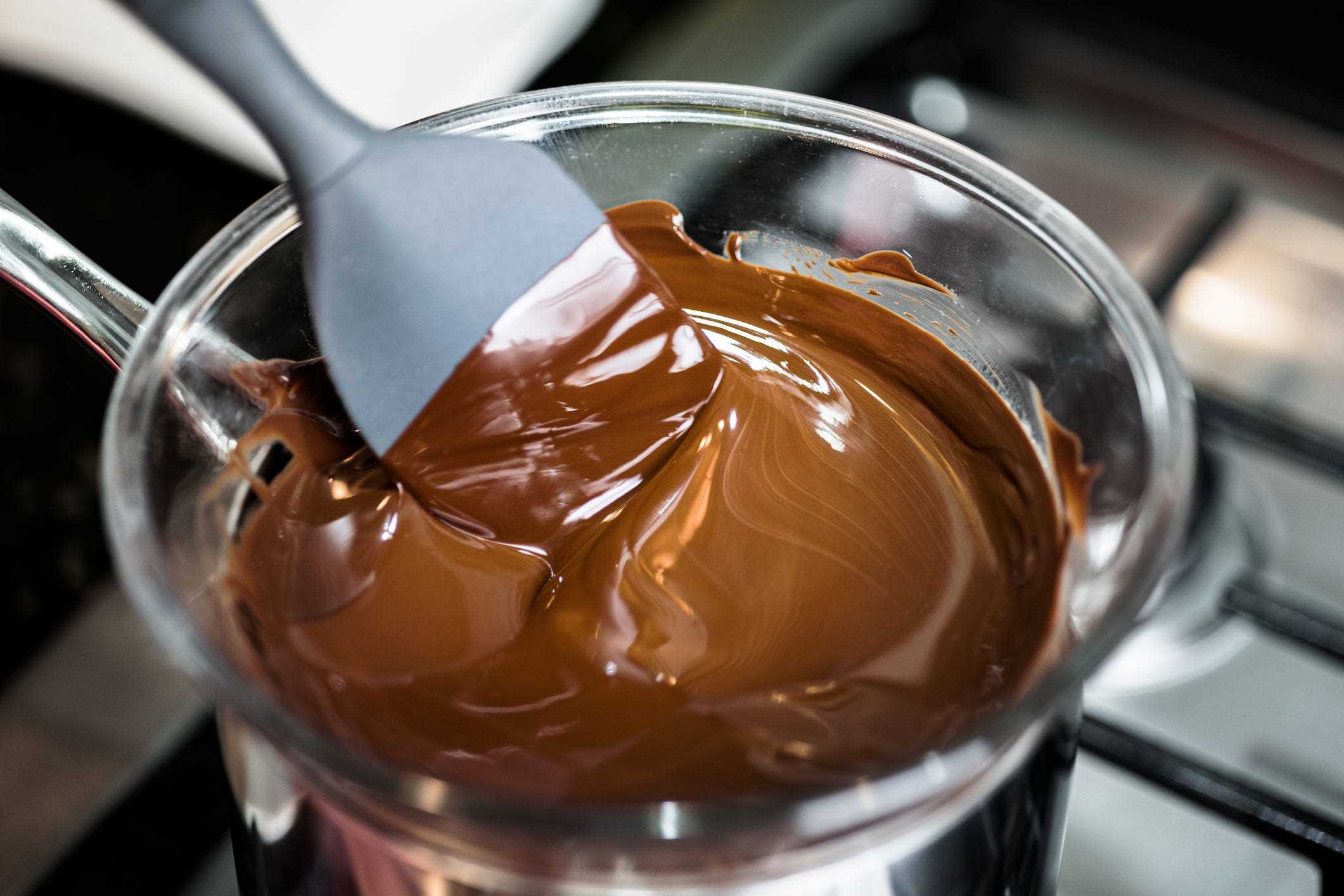Schokolade schmilzt in einer hitzebeständigen durchsichtigen Schüssel.