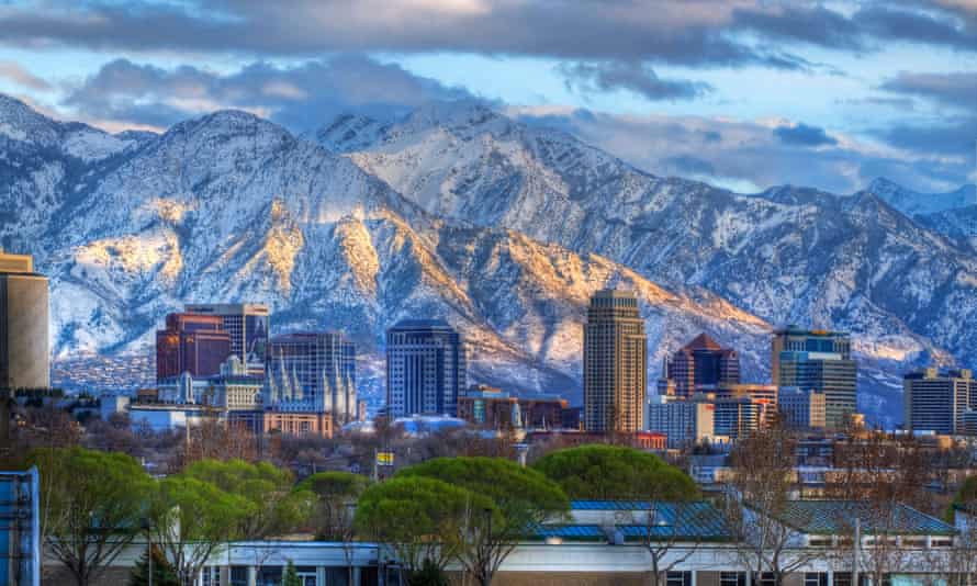 Die Innenstadt von Salt Lake City, Utah, im zeitigen Frühjahr mit der Wasatch Range im Hintergrund.