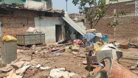 Trümmer und Trümmer von Shahdullah Baigs zerstörtem Haus. 