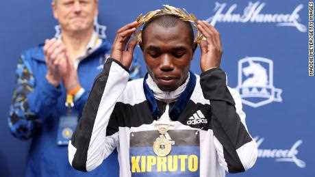 Benson Kipruto aus Kenia reagiert nach seinem Sieg beim 125. Boston-Marathon am 11. Oktober 2021. 