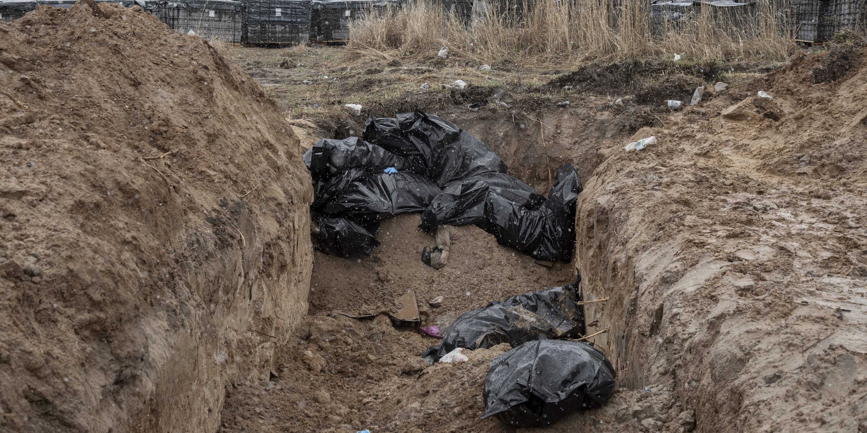 BUCHA, PROVINZ KYIV, UKRAINE, 3. APRIL: Leichen von Zivilisten werden in einem Massengrab in der Stadt Bucha am Stadtrand von Kiew gesehen, nachdem die ukrainische Armee das Gebiet nach dem Abzug der russischen Armee aus der Region Kiew gesichert hatte vergangenen Tagen, Bucha, Ukraine am 03. April 2022. (Foto von Narciso Contreras/Anadolu Agency via Getty Images)