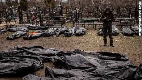 Gräueltaten häufen sich in der ganzen Ukraine.  CNN war Zeuge einiger Schrecken.