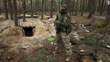 Ein Mitglied der ukrainischen Spezialeinheiten geht durch das verlassene russische Militärlager.  