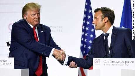 Macron und der damalige Präsident Donald Trump bei einer gemeinsamen Pressekonferenz in Biarritz, Frankreich, am 26. August 2019.