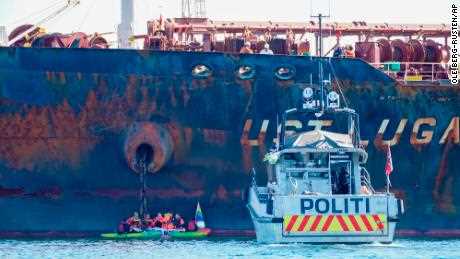 Ein Polizeiboot am Tatort, als Mitglieder von Greenpeace am Montag, den 25. April, einen Protest gegen die Ust Luga veranstalten.