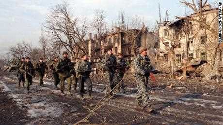 Russische Soldaten werden am 5. Februar 2000 in Grosny, Tschetschenien gesehen.