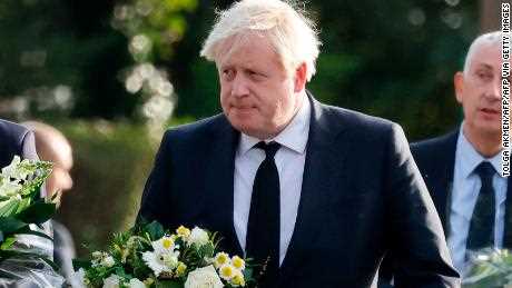Der britische Premierminister Boris Johnson besucht den Schauplatz, an dem MP bei einem Terroranschlag tödlich erstochen wurde