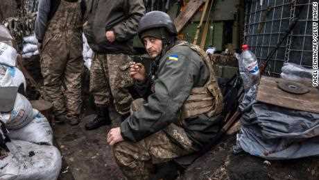 Ein ukrainischer Soldat raucht am 31. März 2022 in einem Schützengraben an der Frontlinie östlich von Charkiw eine Zigarette.