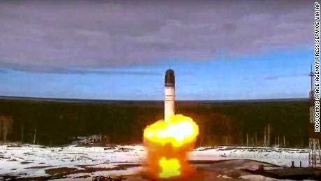 Auf diesem Handout-Foto, das am Mittwoch, dem 20. April 2022 vom Pressedienst der Weltraumagentur Roskosmos veröffentlicht wurde, wird die interkontinentale ballistische Rakete Sarmat von Plesetsk im Nordwesten Russlands abgefeuert.