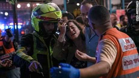 Eine Frau reagiert am Donnerstag am Ort einer Schießerei in Tel Aviv. 