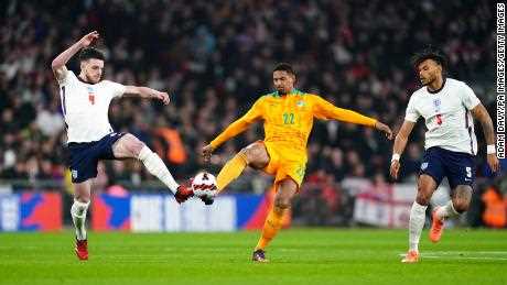 Englands Declan Rice (links) und Sebastien Haller von der Elfenbeinküste kämpfen bei einem Freundschaftsspiel im Wembley-Stadion um den Ball.