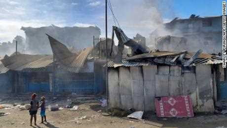 Rauch steigt am 26. November 2021 nach zwei Tagen der Unruhen aus ausgebrannten Gebäuden in Chinatown von Honiara auf.