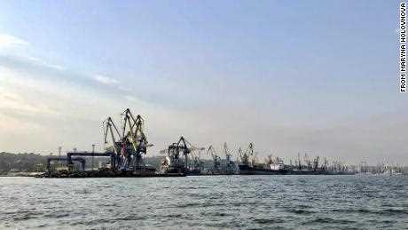 Ein Blick auf den Hafen von Mariupol, aufgenommen von der in Mariupol geborenen Maryna Holovnova im vergangenen Juni.