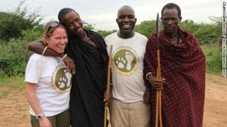 Amy Dickman (Bild links) und Lion Landscapes arbeiten mit Stammesgemeinschaften in Tansania, Kenia und Sambia zusammen, um das Töten von Löwen zu reduzieren.