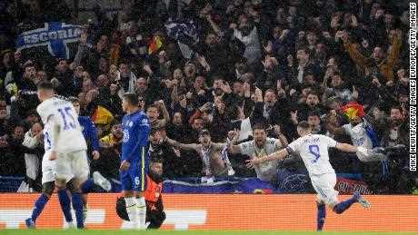 Karim Benzema jubelt, nachdem er das Führungstor von Real Madrid gegen Chelsea erzielt hat.