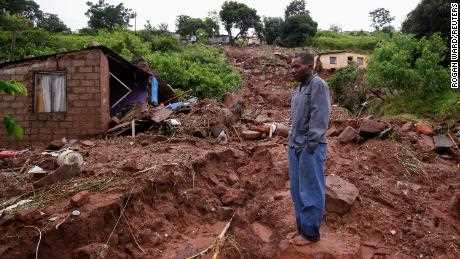 Am Dienstag betrachtet der in Durban lebende Jomba Phiri das Land, auf dem sein Haus stand, bevor schwere Regenfälle es zerstörten.