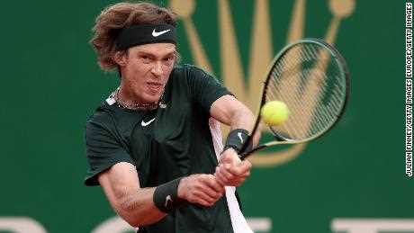 Rublev hat die Entscheidung kritisiert, Tennisspielern aus Russland und Weißrussland die Teilnahme an Wimbledon zu verbieten. 