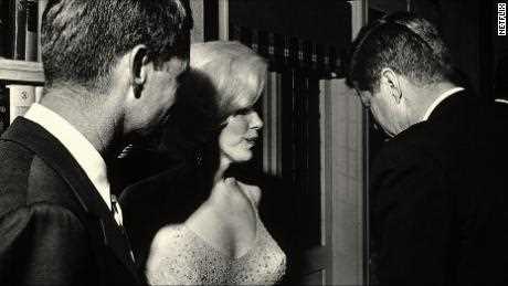 Marilyn Monroe mit Robert Kennedy (links) und John Kennedy am Abend der Geburtstagsfeier des Letzteren im Jahr 1962.