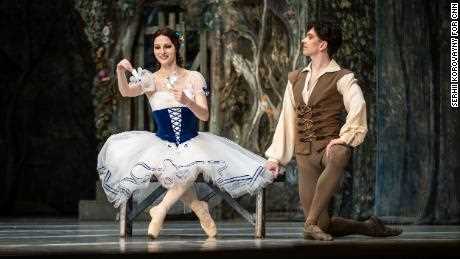 Während der Krieg in der Ukraine tobt, kehren Balletttänzer auf die Bühne zurück