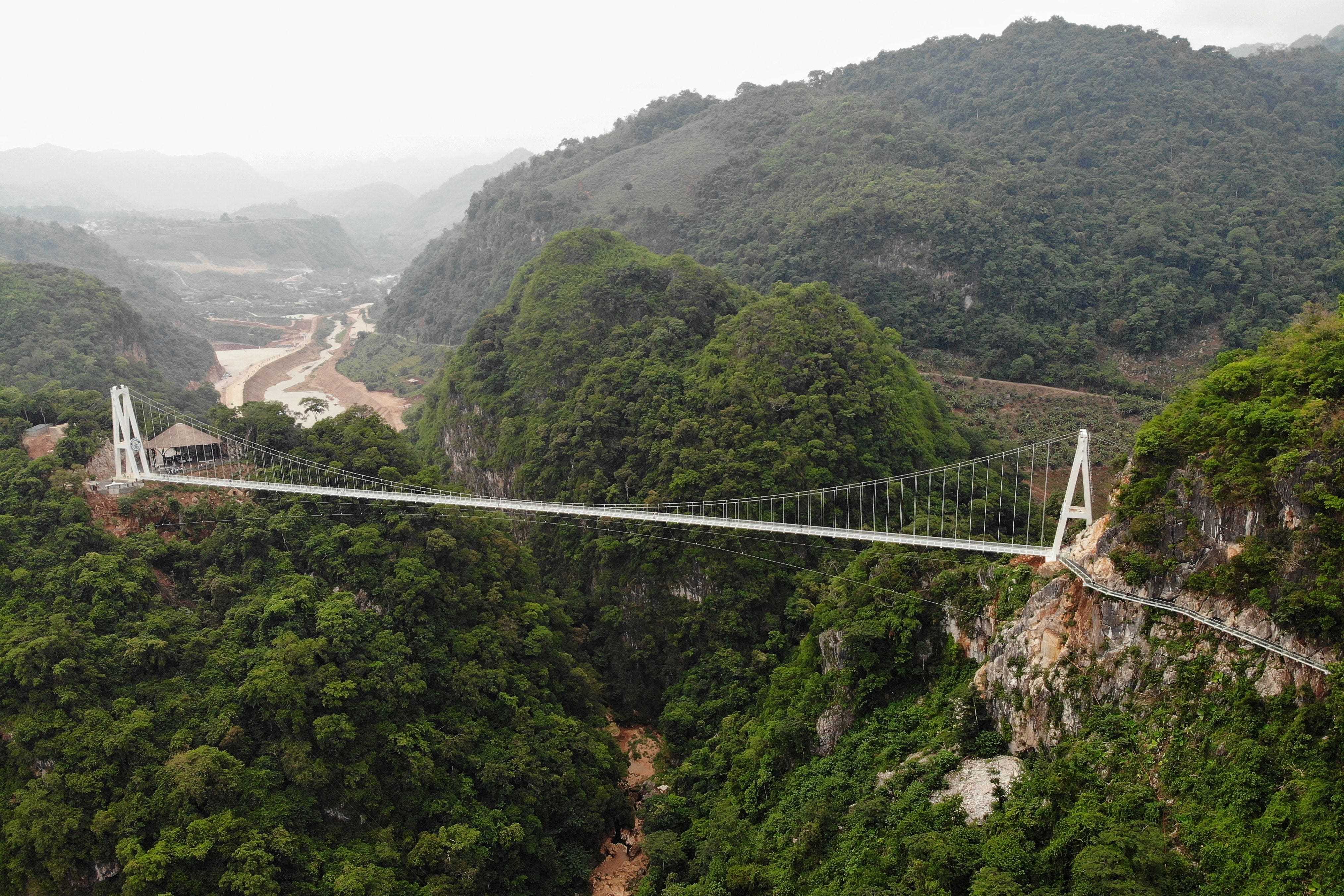 die Bach Long Glasbrücke im Distrikt Moc Chau in der vietnamesischen Provinz Son La
