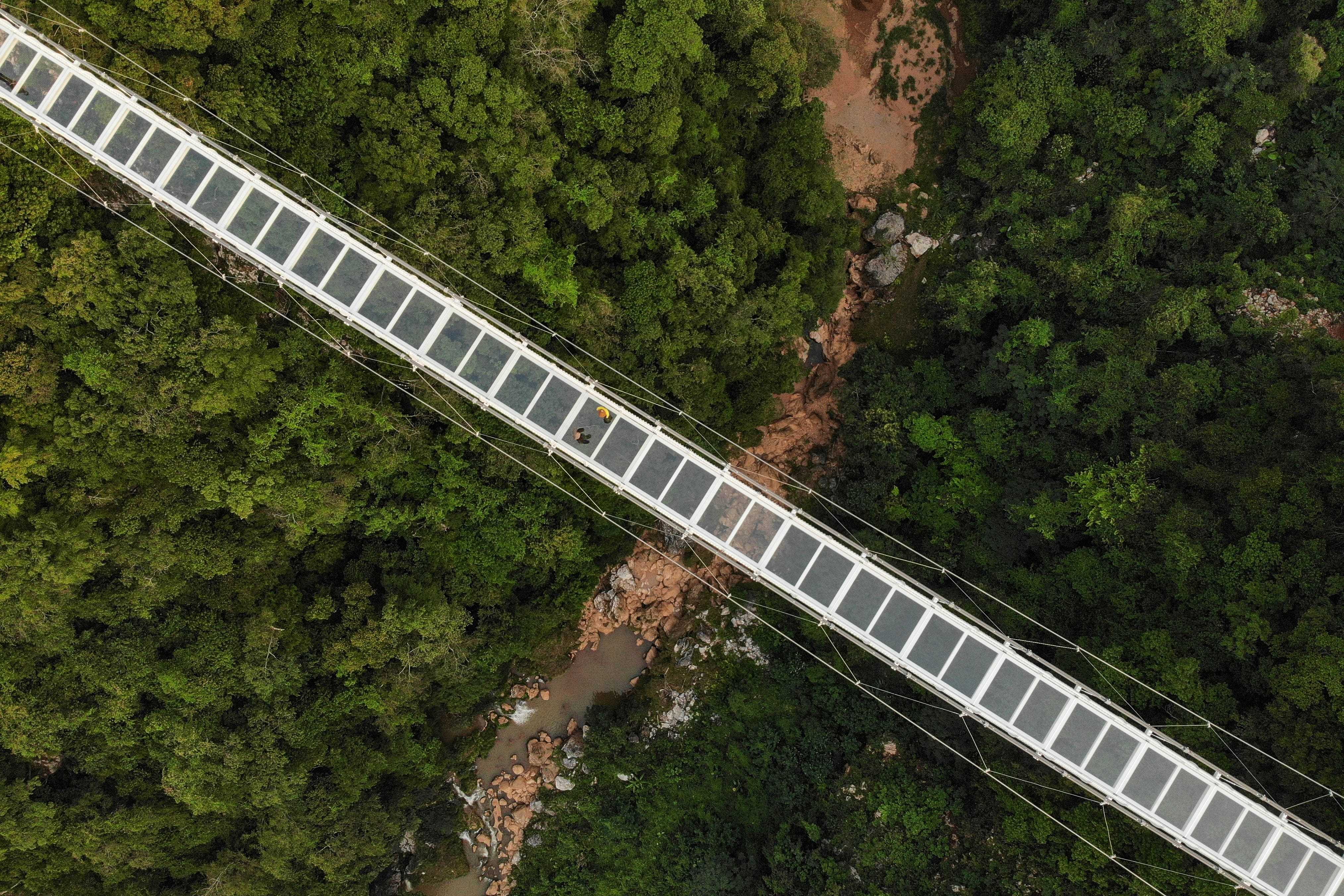 Luftaufnahme der Bach Long Glass Bridge im Distrikt Moc Chau in der vietnamesischen Provinz Son La