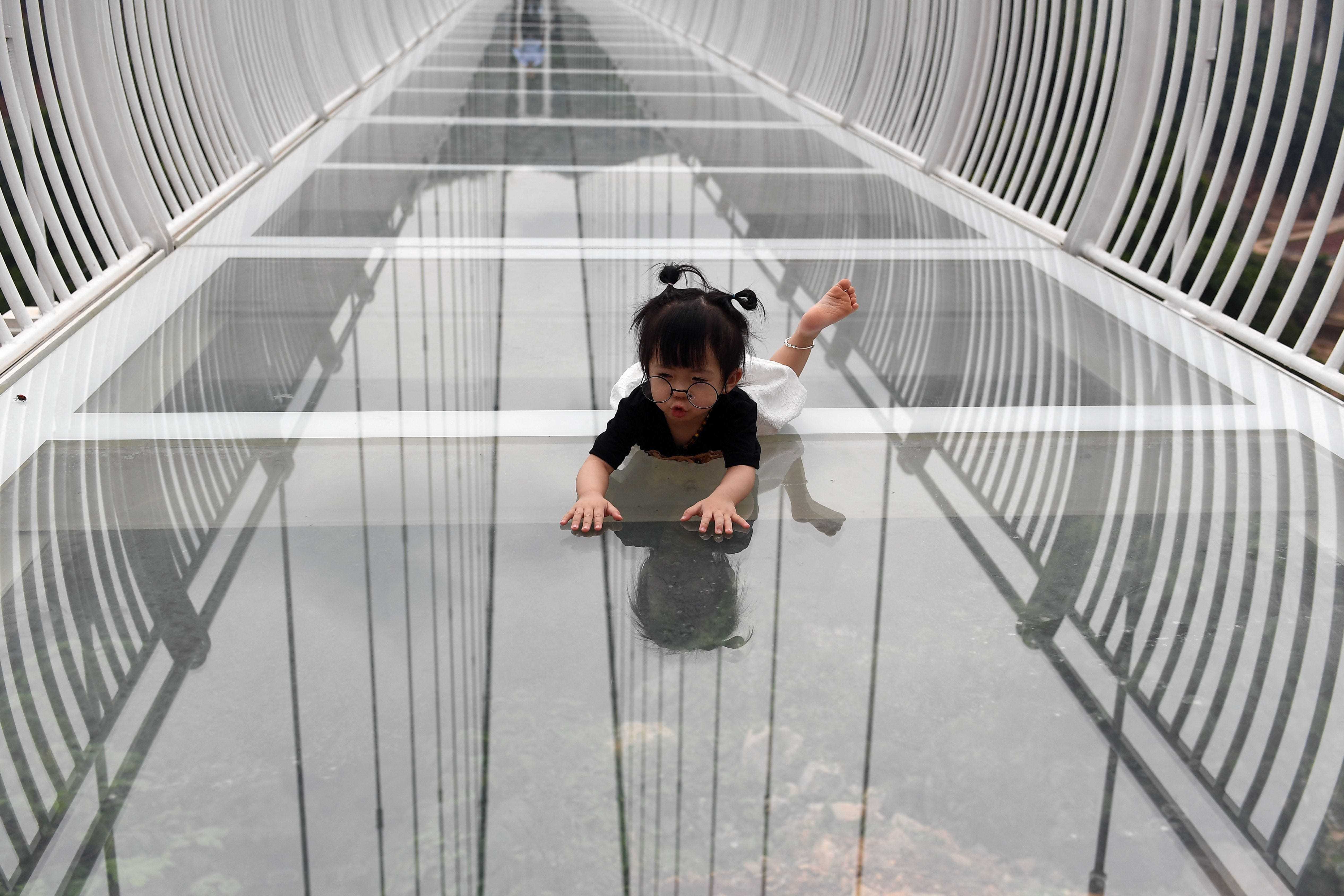 Ein Kind legt sich auf die Glasbrücke Bach Long im Distrikt Moc Chau in der vietnamesischen Provinz Son La