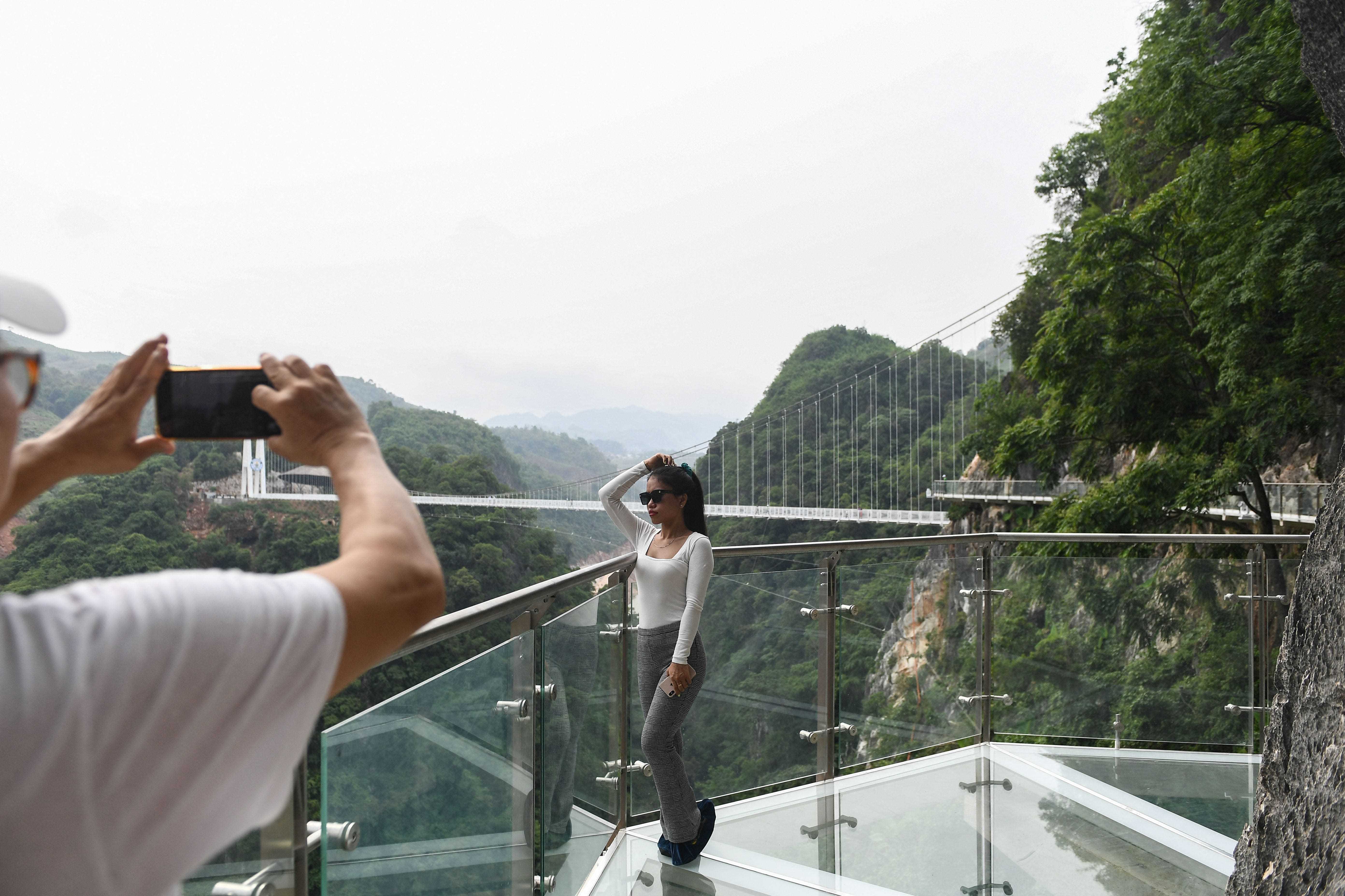 Menschen fotografieren auf der Glasbrücke Bach Long im Distrikt Moc Chau in der vietnamesischen Provinz Son La