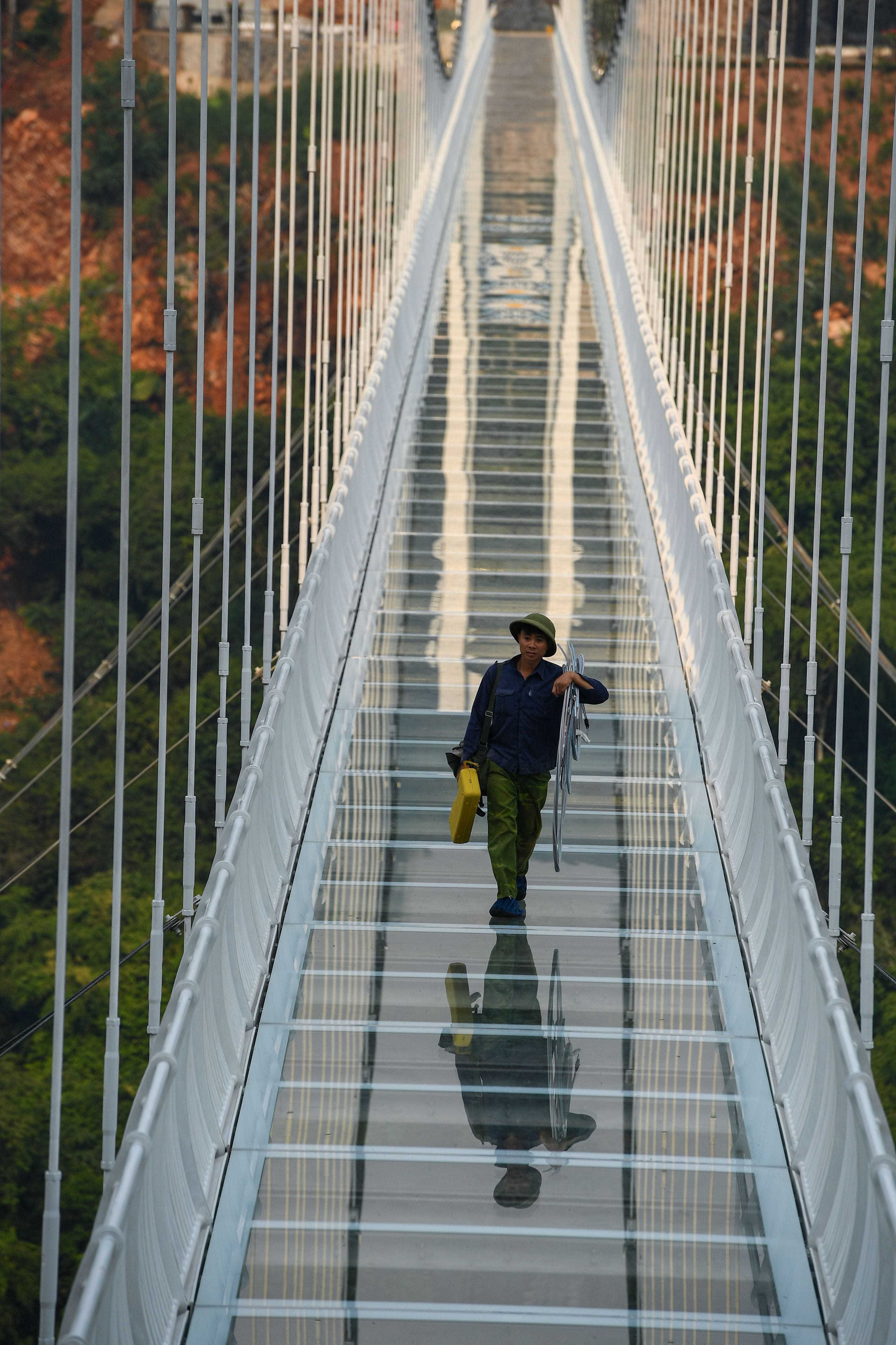Eine Person steht auf der Glasbrücke Bach Long im Distrikt Moc Chau in der vietnamesischen Provinz Son La
