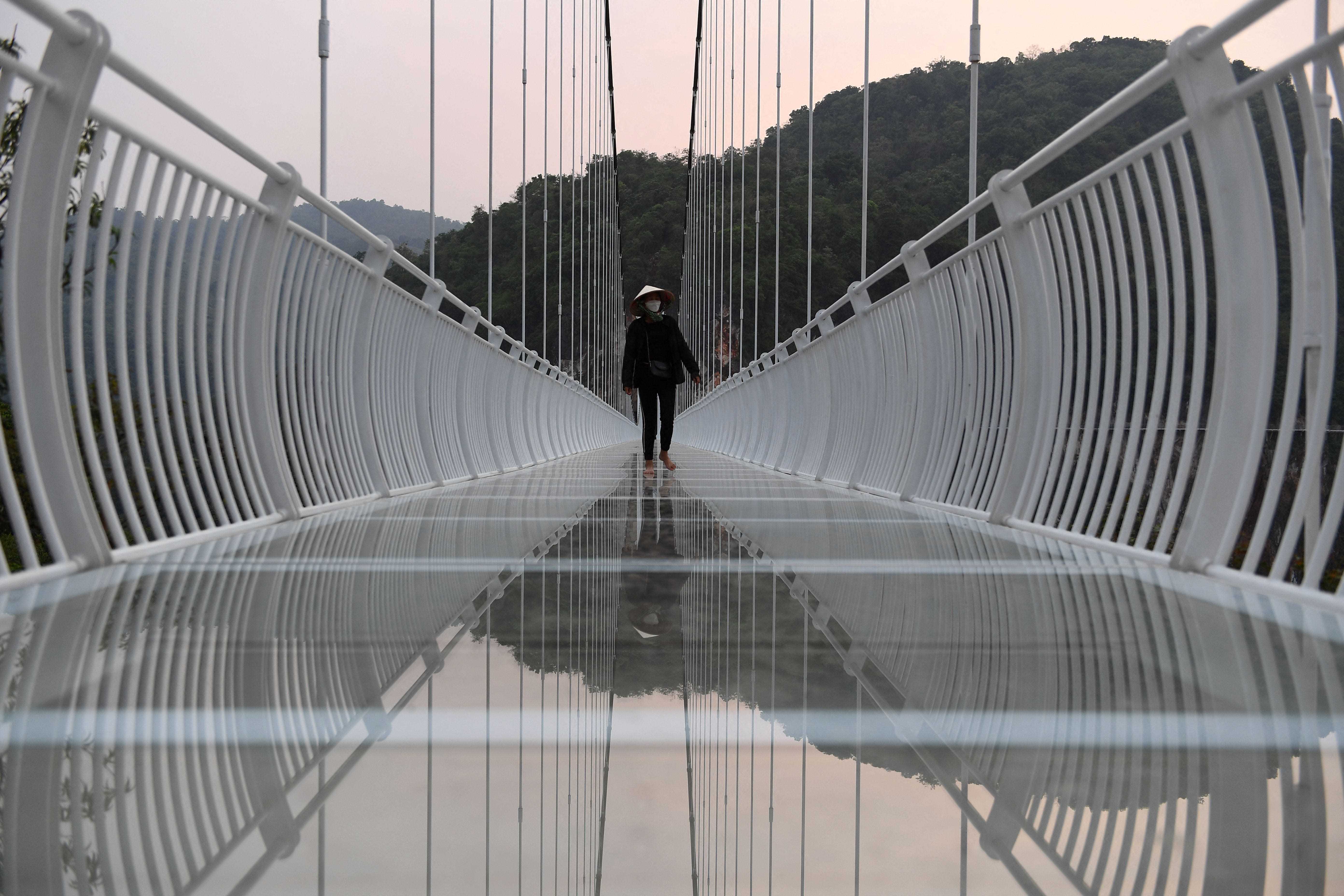 Eine Person geht auf der Glasbrücke Bach Long im Distrikt Moc Chau in der vietnamesischen Provinz Son La