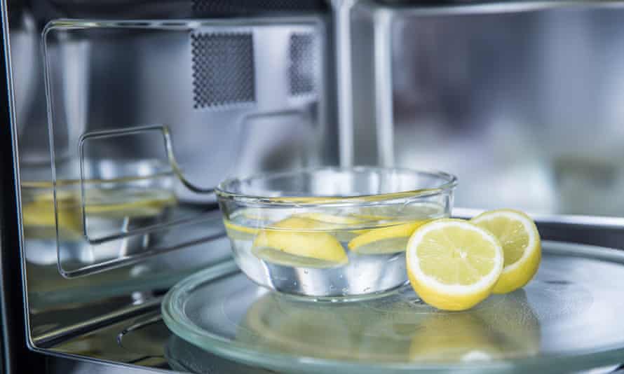 Zitrone und Wasser sind eine effektive Art, eine Mikrowelle zu reinigen oder dabei zu helfen, sie zu reinigen.